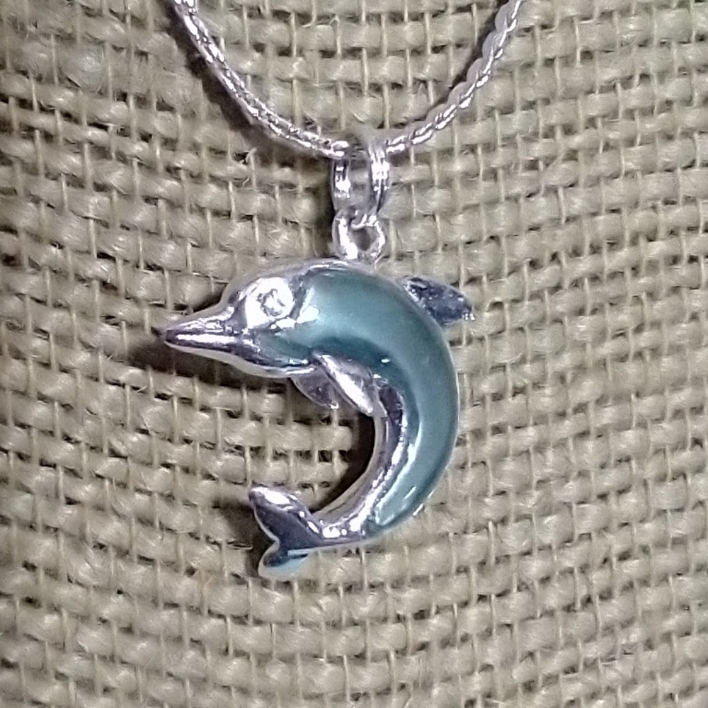 Elegant Silvertone Green Enamel Dolphin With Crystal Eye Pendant Necklace vintag - Picture 3 of 4